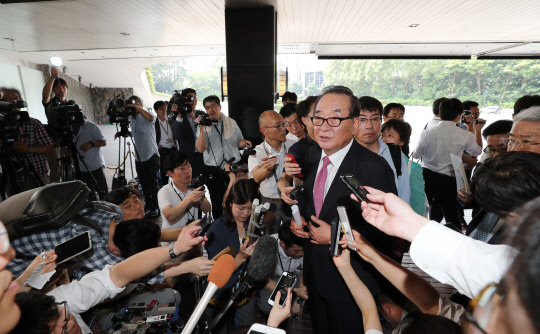 국회 방일단장인 서청원 의원이 31일 일본 도쿄 뉴오타니호텔에서 누카가 후쿠시로 일한의원연맹 회장과 회동을 마친 뒤 기자회견을 하고 있다. 연합뉴스